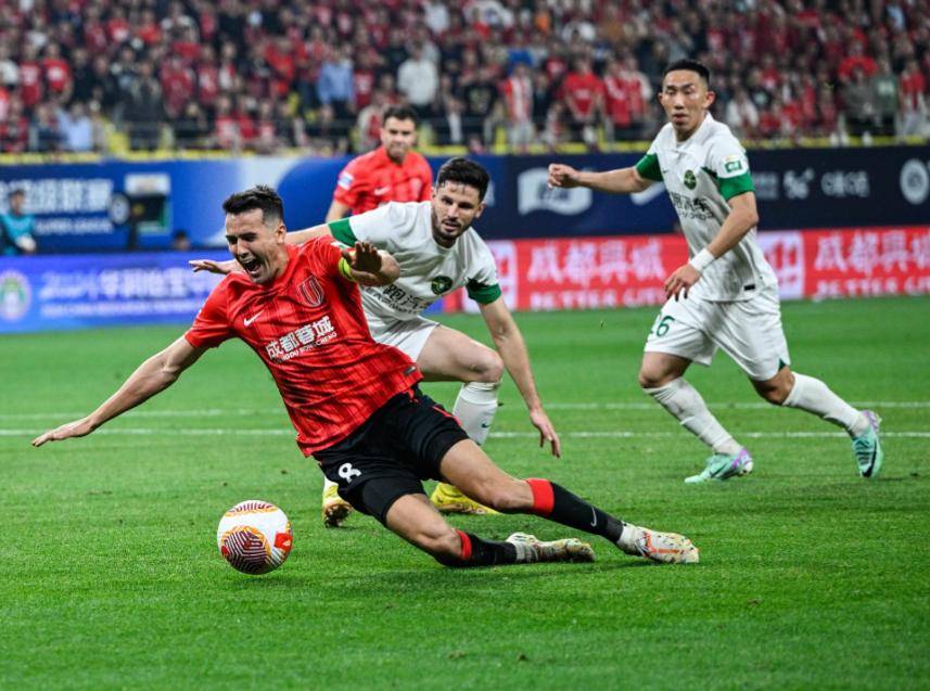 包含足球联赛事态白热化，双方球队间对决激烈扣人心弦的词条