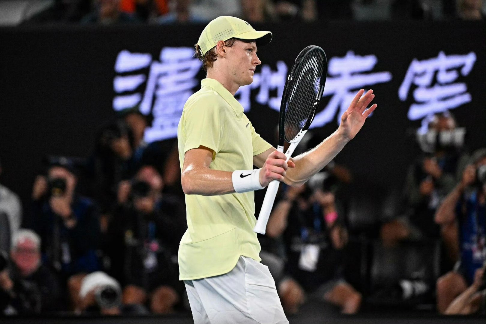 关于意大利网球队轻取日本网球队，兹维列夫三分雨点燃全场的信息